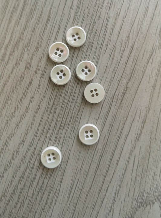 Boutons nacrés ivoir creusé carré 9mm (vendu par 10)