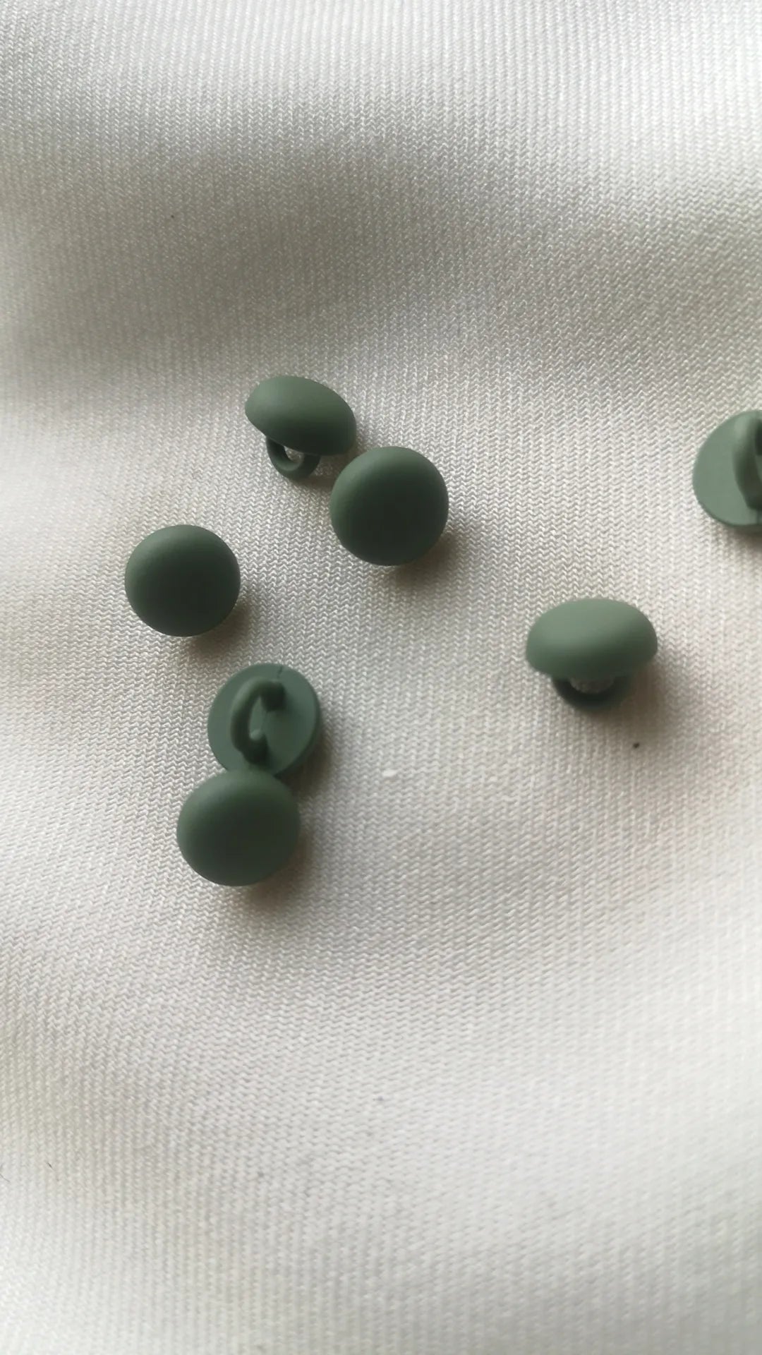 Boutons verts kaki à pieds 10mm (vendu par 10)