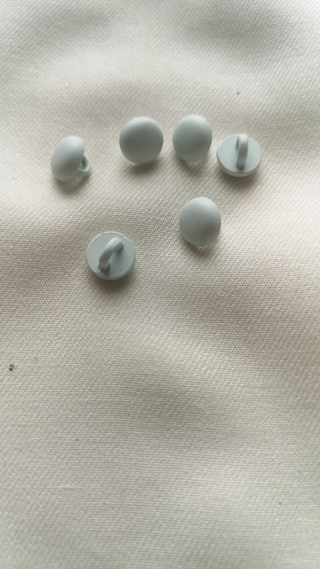 Boutons bleu pastel a pied 10mm (vendu par 11)