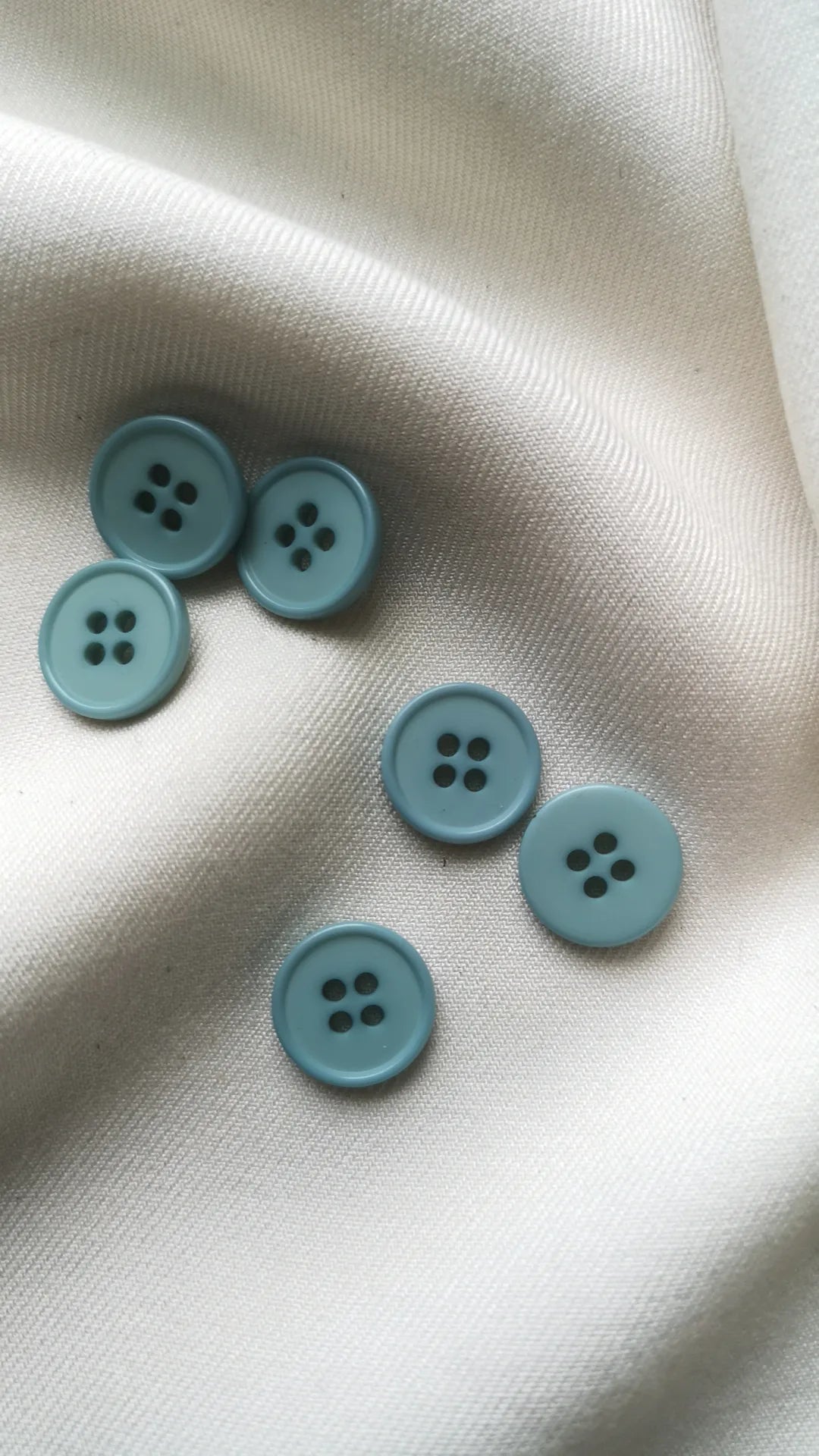 Boutons bleu ciel 15mm (vendu par 10)