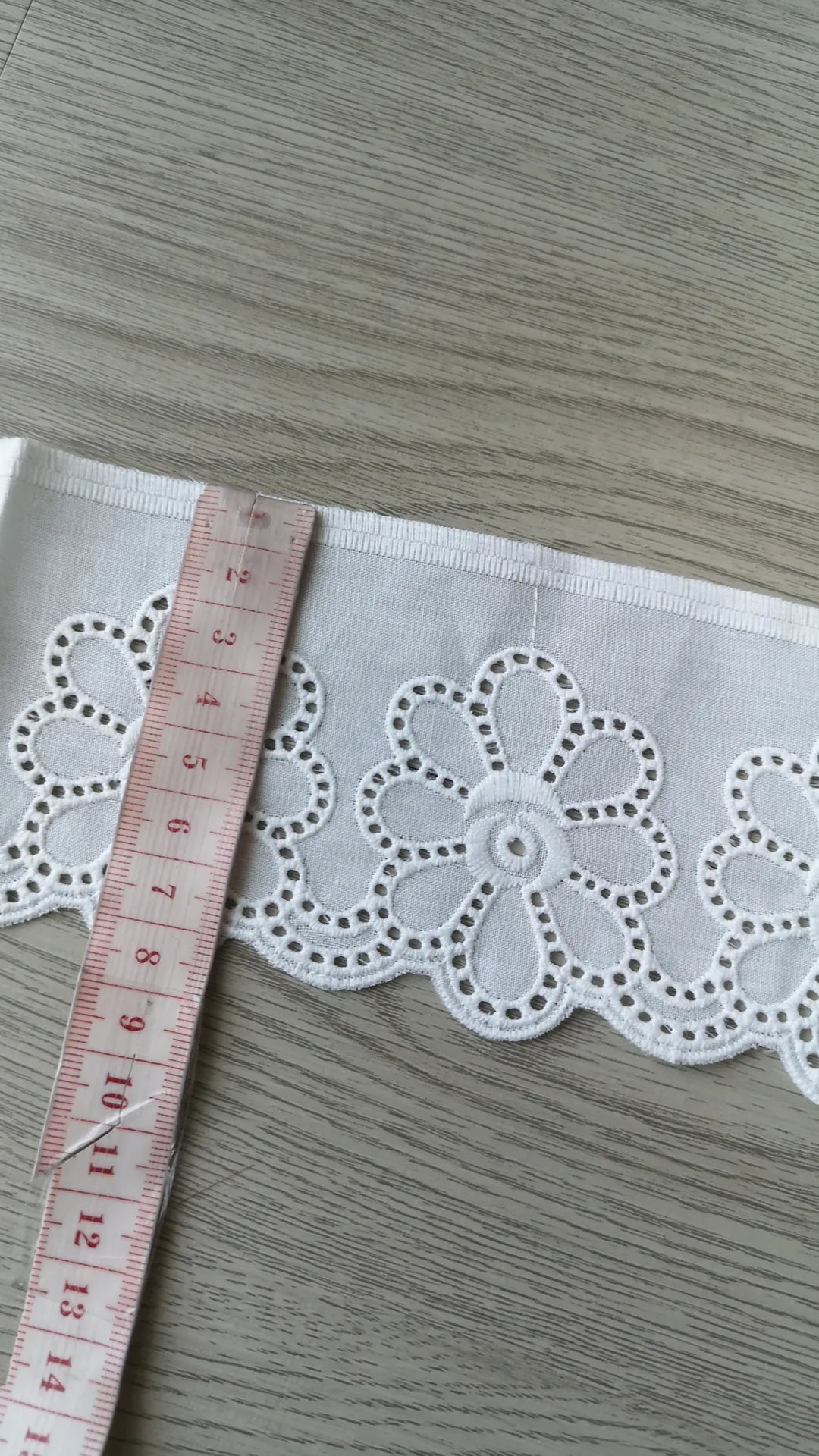 Galon blanc broderie anglaise 8cm( prix au metre)