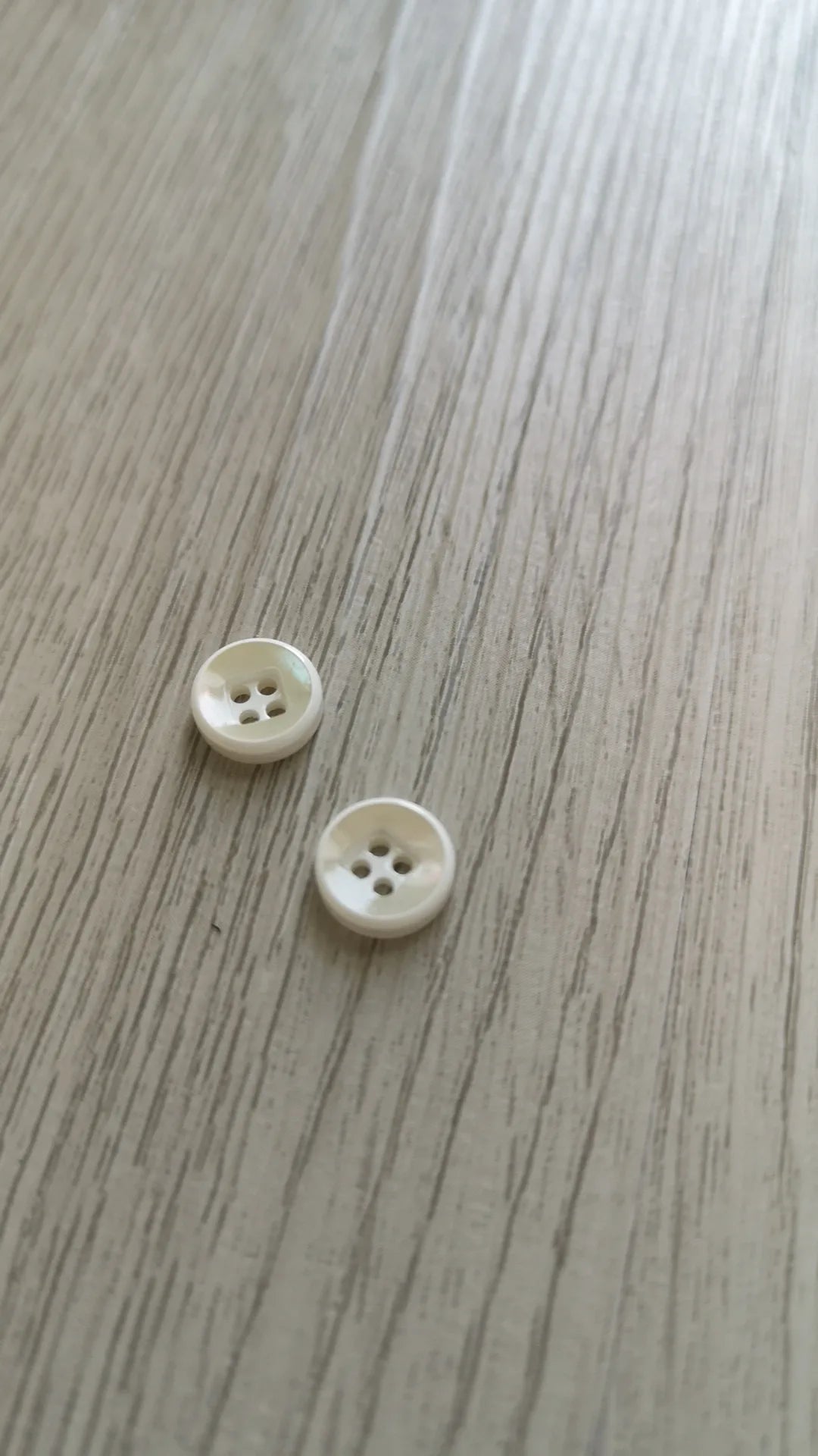 Boutons nacrés ivoir creusé carré 9mm (vendu par 10)