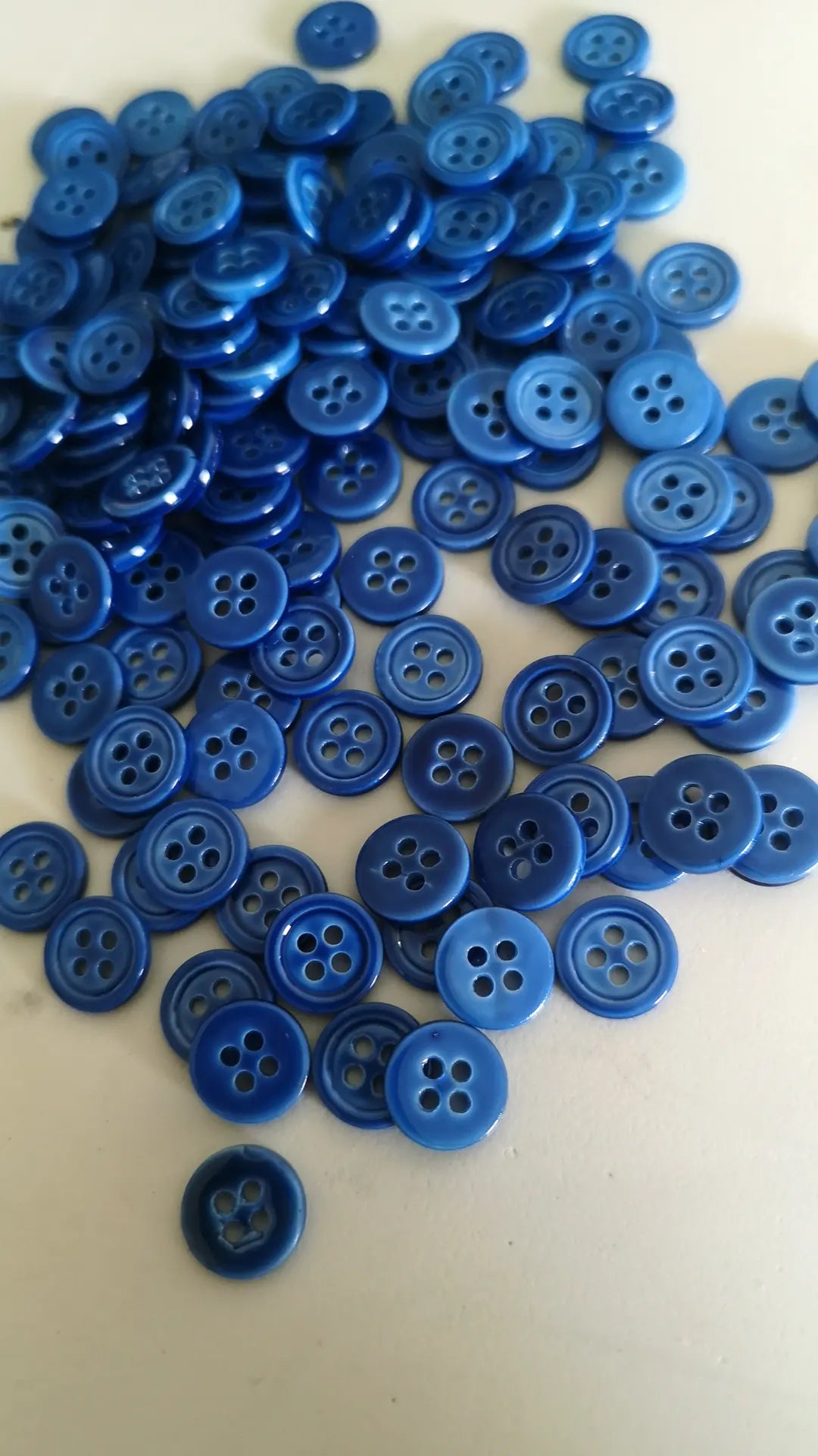 Boutons bleu brillant 10mm (vendu par 10)