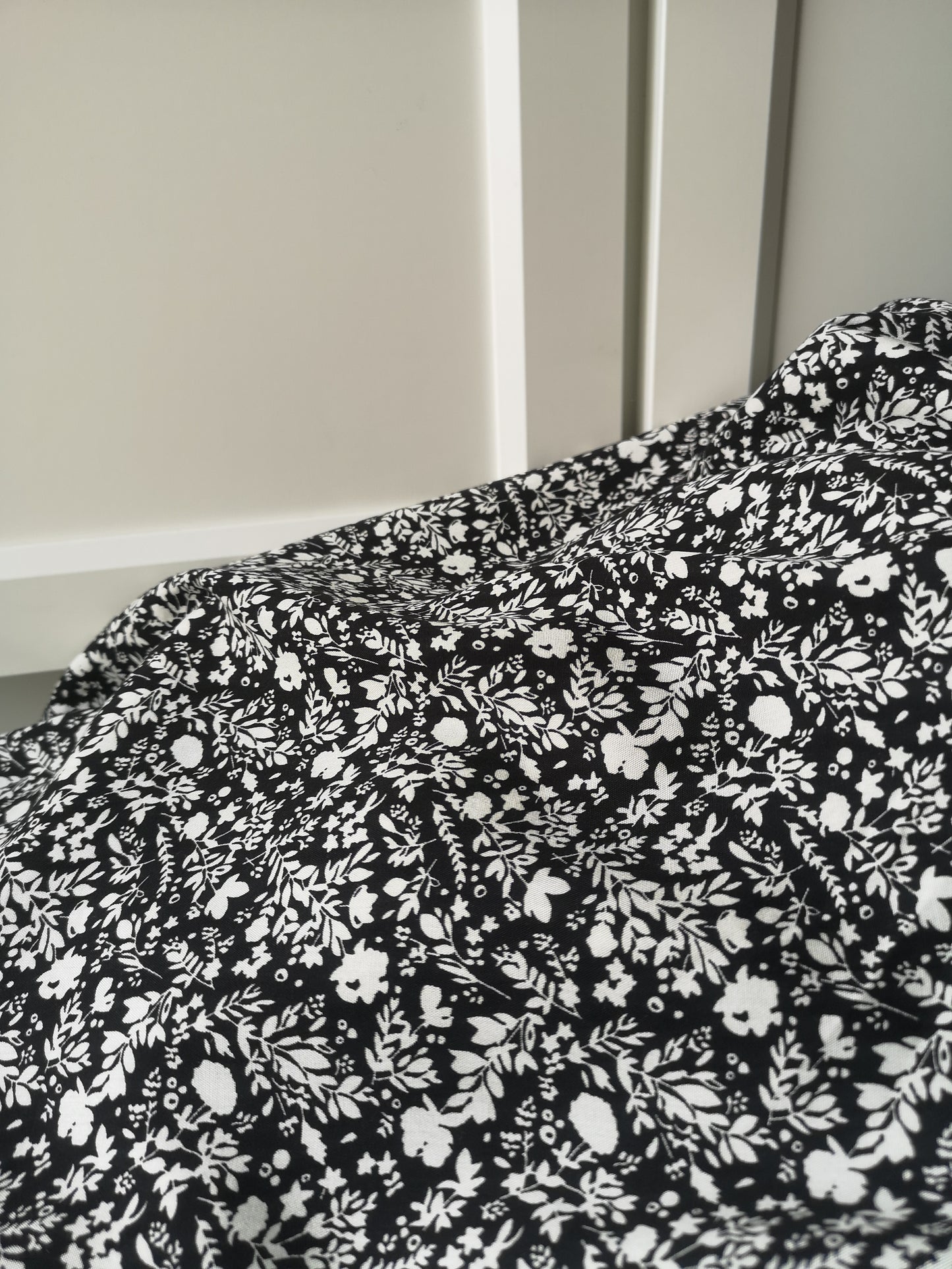 Viscose fond noir fleurs blanches (prix par 50cm)