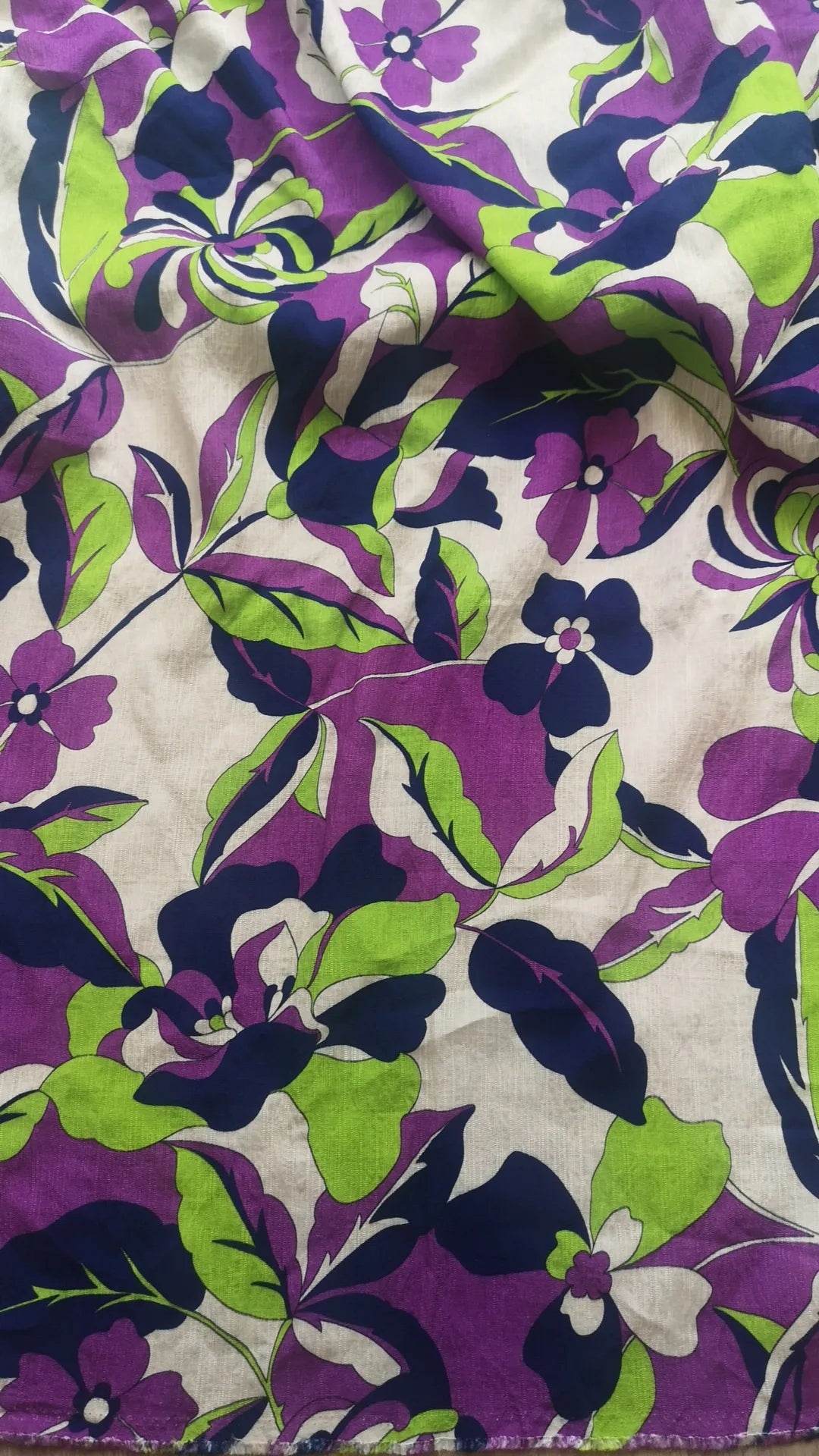 Viscose fond écru fleurs vers fluo( coupon 3m)