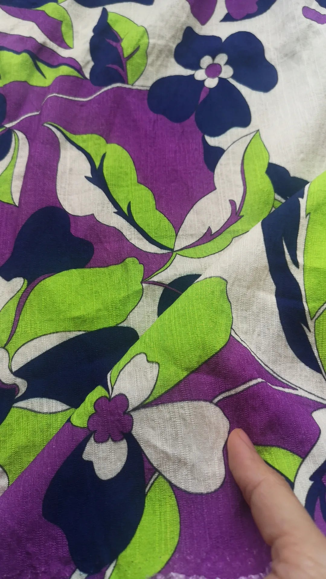 Viscose fond écru fleurs vers fluo( coupon 3m)