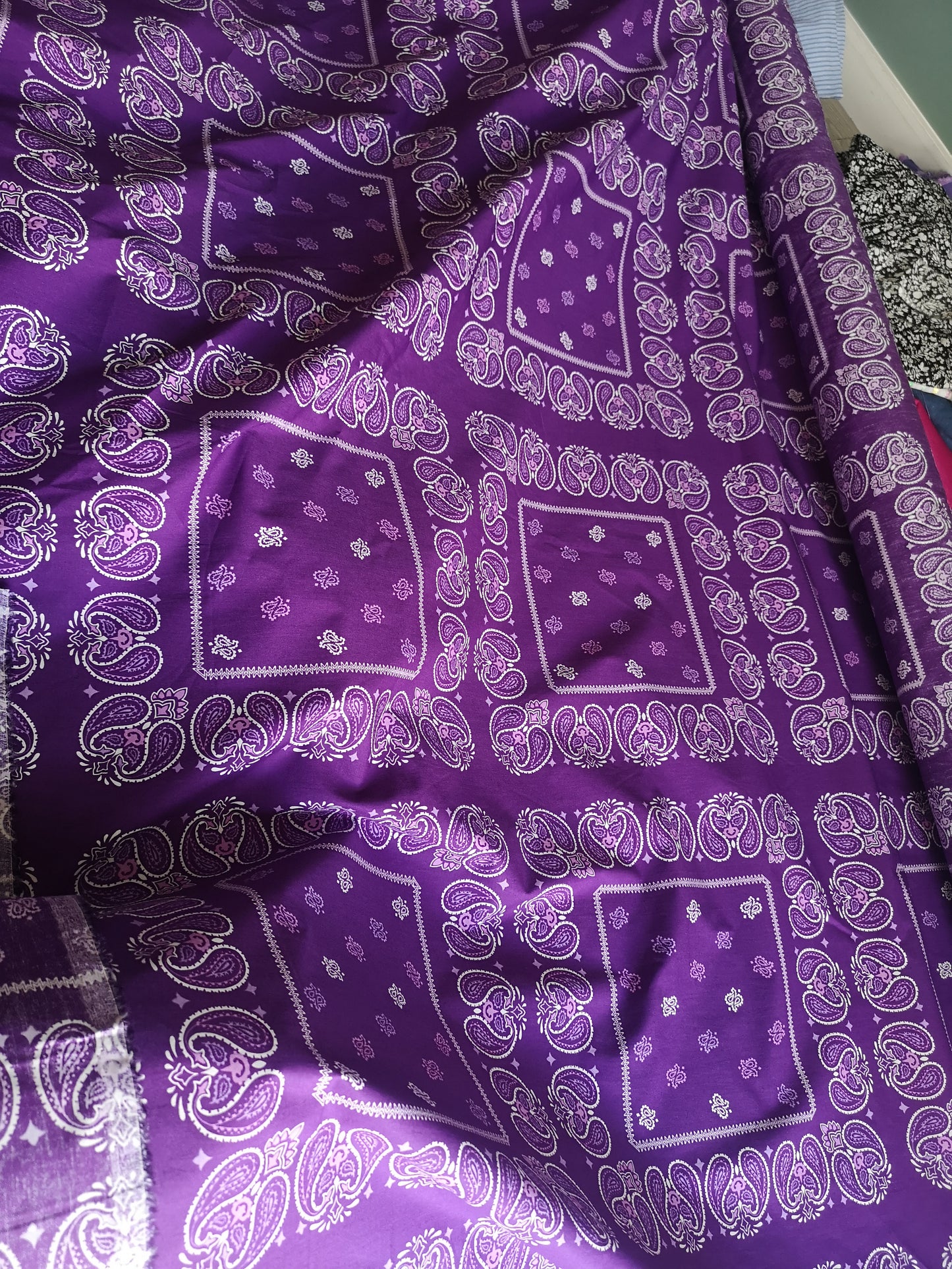 Popeline de coton imprimé bandana violette (prix par 50cm)