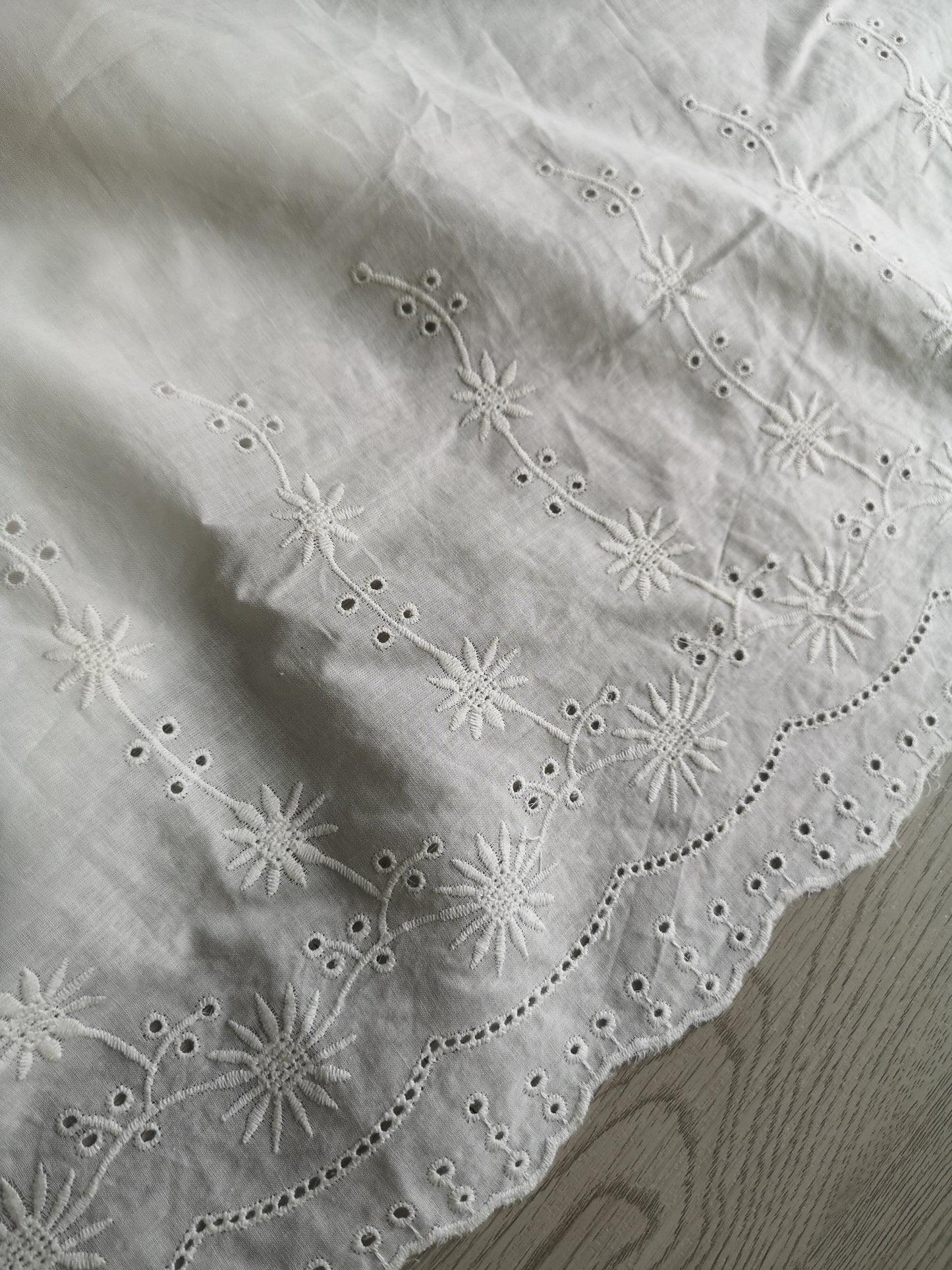 Voile de coton brodé sur deux lisières ( prix par 50cm)