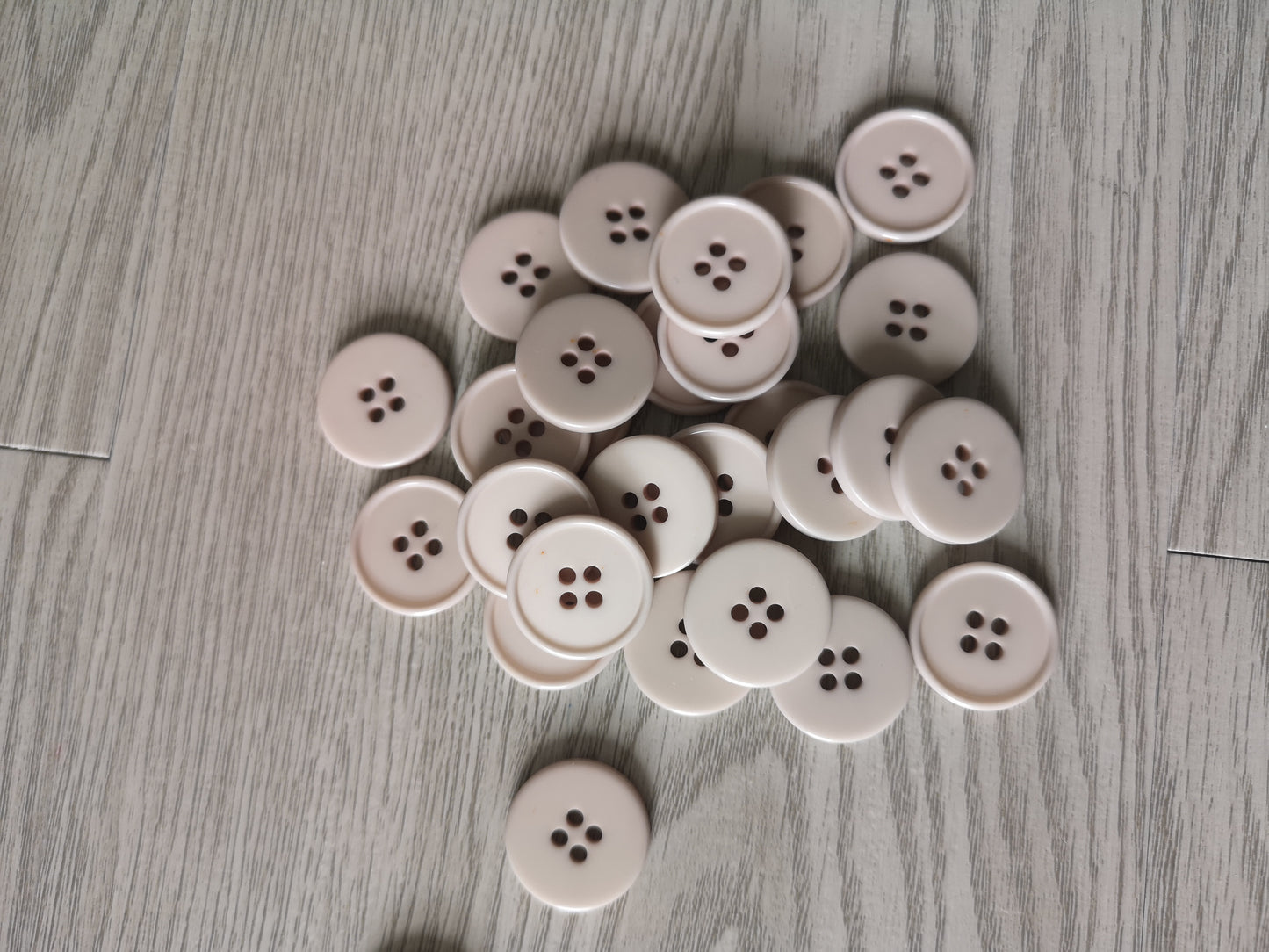 Boutons taupe clair( vendu par 10)