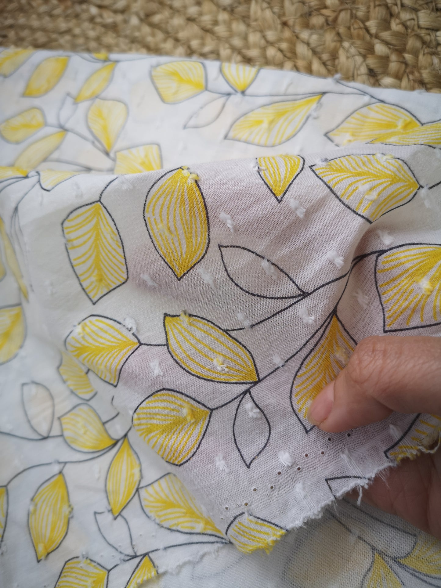 Voile de coton plumetis motif feuilles jaunes (prix par 50cm)