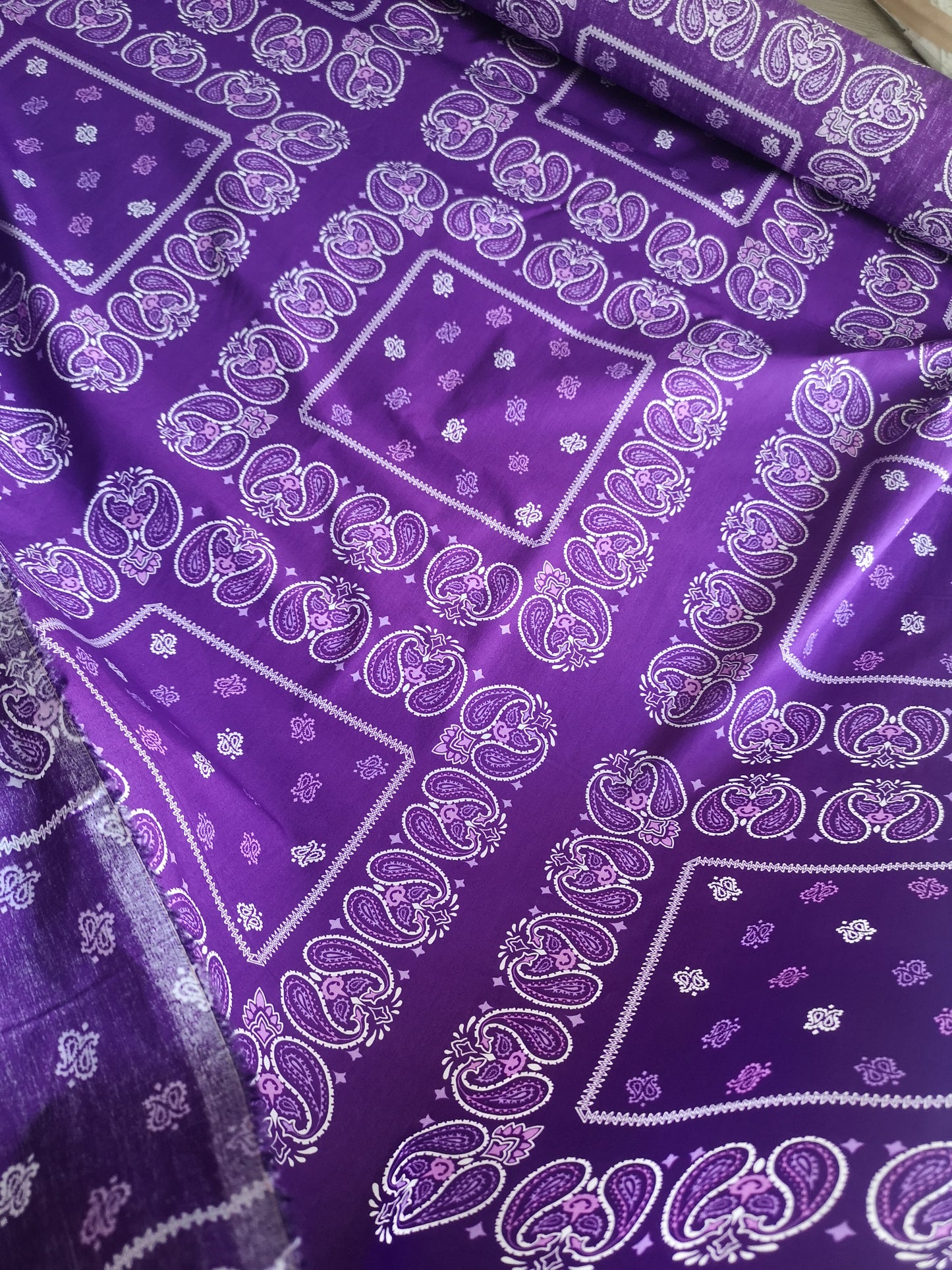 Popeline de coton imprimé bandana violette (prix par 50cm)